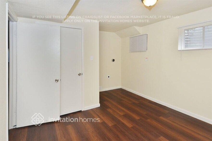 Building Photo - 1530 S Salida Way