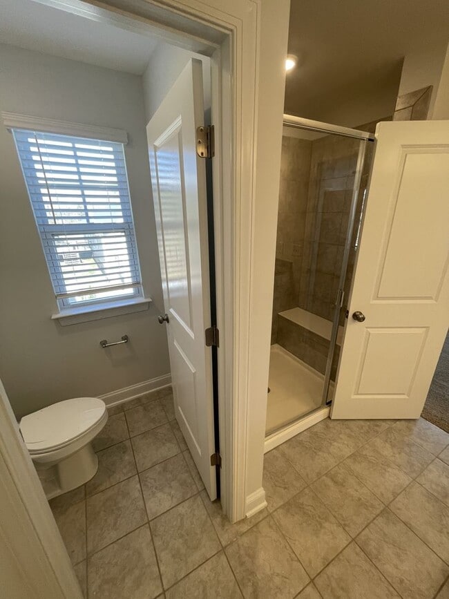 Building Photo - 3 Bd 3.5 Ba end unit townhouse