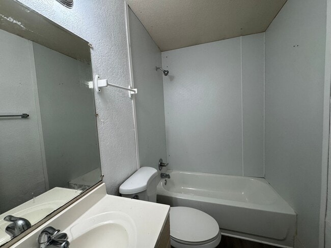 Building Photo - Charming 3 bedroom, 2 bath Florida Cracker-style home in Lake City