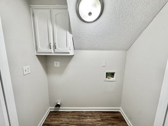 Building Photo - 8569 Kings Cross Cove