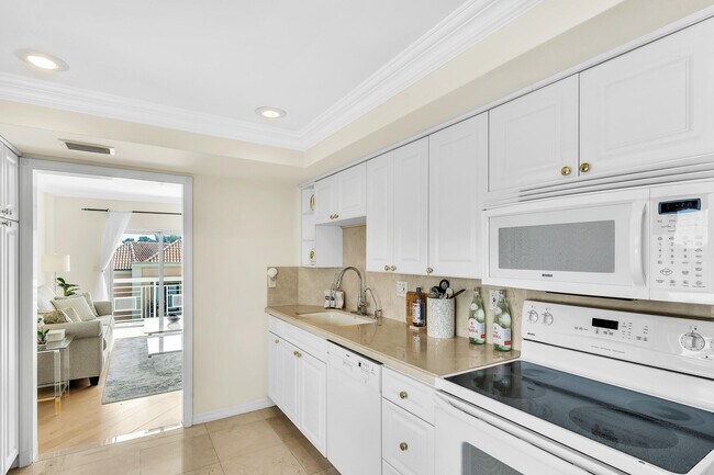 Building Photo - 250 Bradley Pl