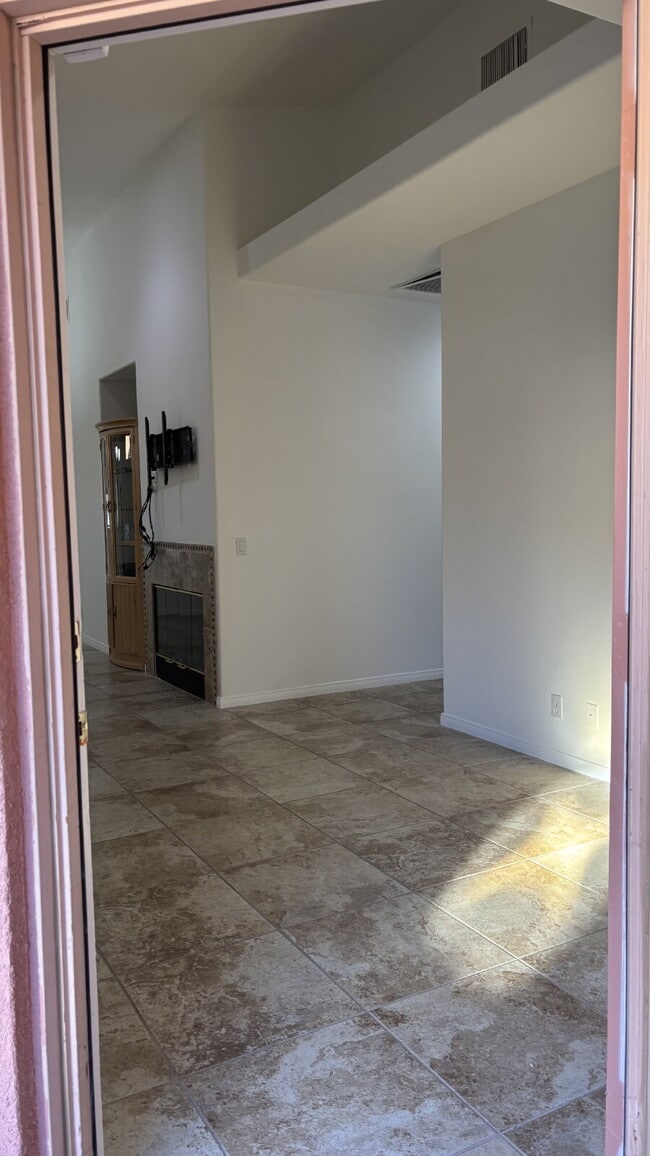 Building Photo - 3 Bedrooms and 2.5 Bathrooms Home on 7th Tee!