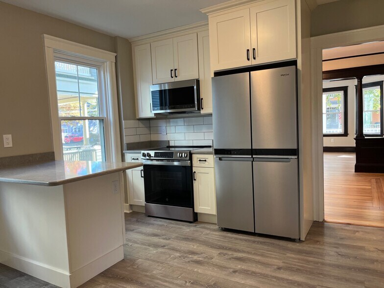 Building Photo - 65 Burton St