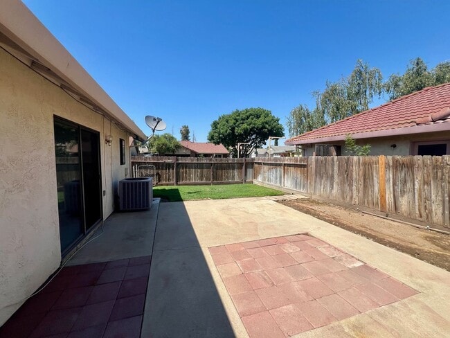 Building Photo - Single story with 3 car garage!