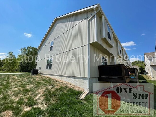 Building Photo - Gorgeous 3-Bed, 2.5-Bath Townhome in Raymore!