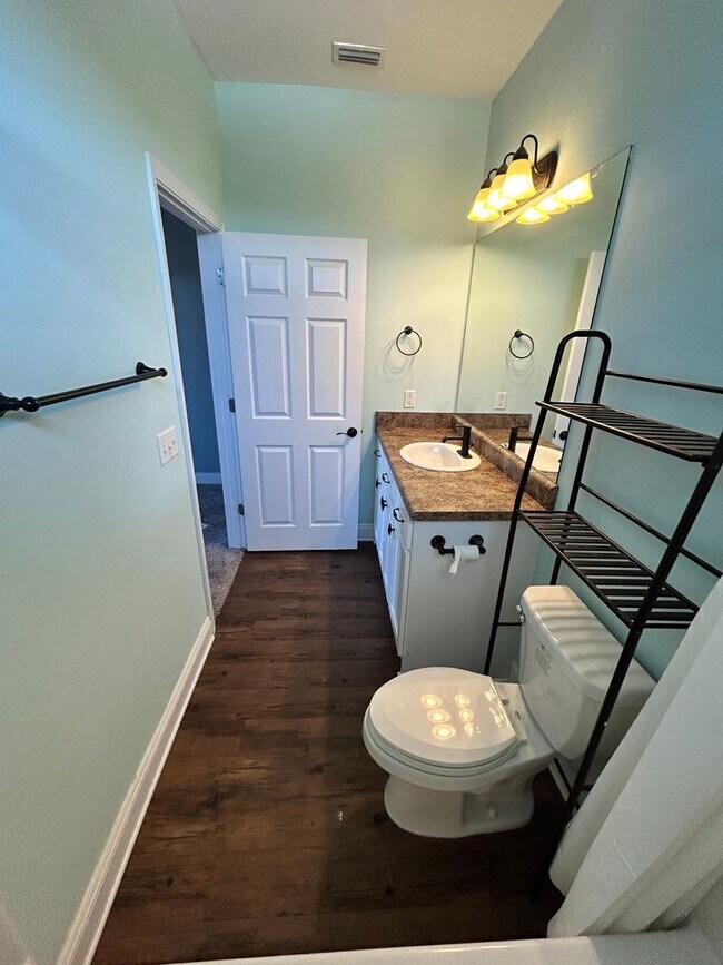 Building Photo - 664 Helen Ave