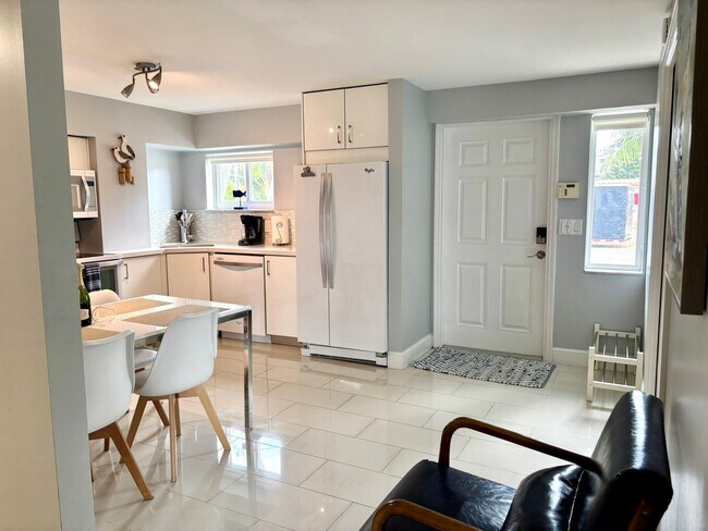 Building Photo - 1705 N Riverside Dr