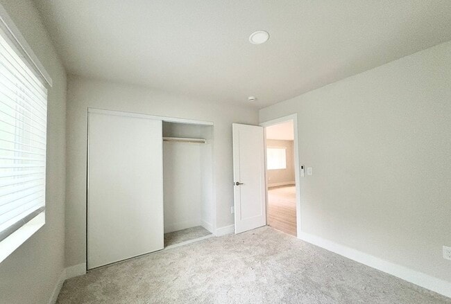 Building Photo - Beautiful 2-bedroom 1 bathroom in Roseville!