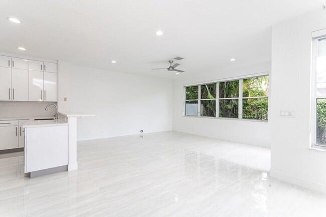 Building Photo - 10879 Handel Pl