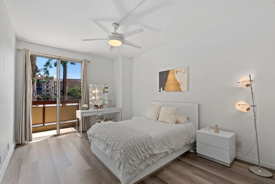 Building Photo - 321 S San Vicente Blvd