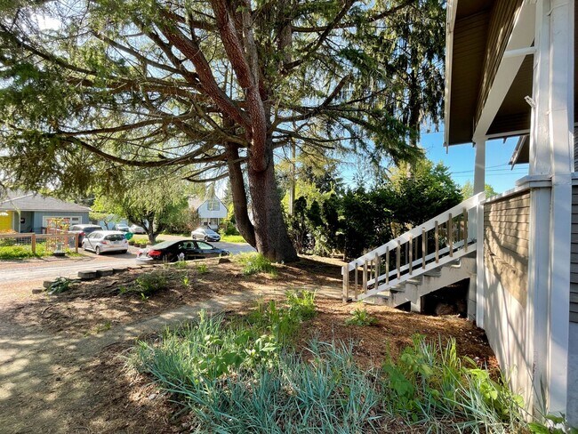 Building Photo - Charming 1920s Bungalow in Montavilla, Washer and Dryer Included!