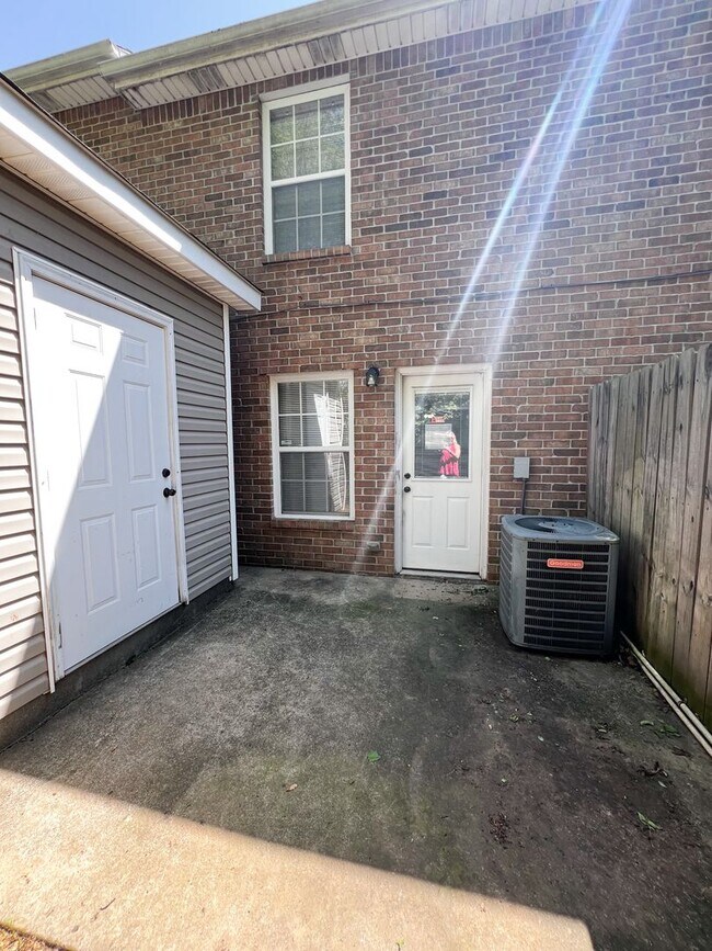 Building Photo - 2 Bedroom 1.5 Bathroom Townhome