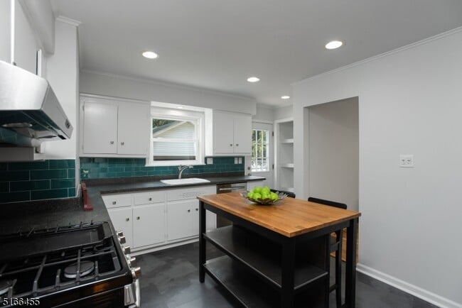 Building Photo - 170 Carteret St