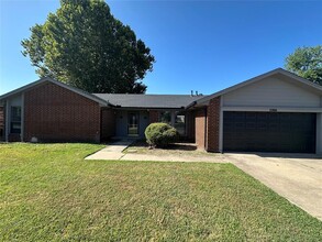 Building Photo - 3306 Rambling Oaks Dr