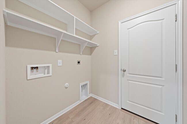 Building Photo - 7445 Gdn Gln Dr