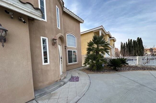 Building Photo - Spacious 5-bedroom, 3-bathroom short-term ...