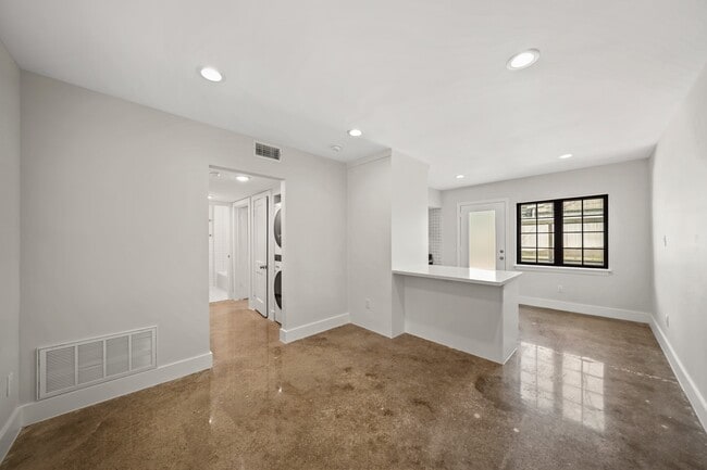 Building Photo - 520 Lovett Blvd