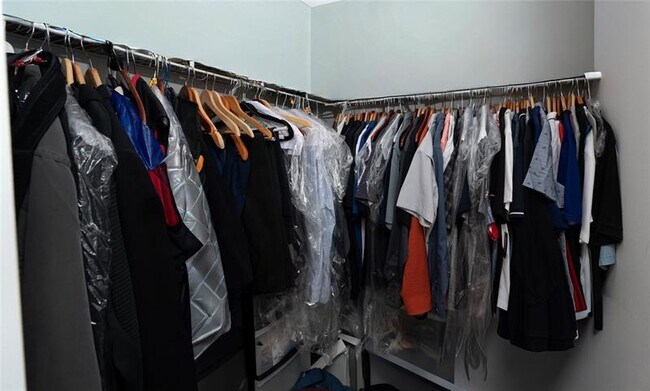 Building Photo - 520 SE 5 Ave