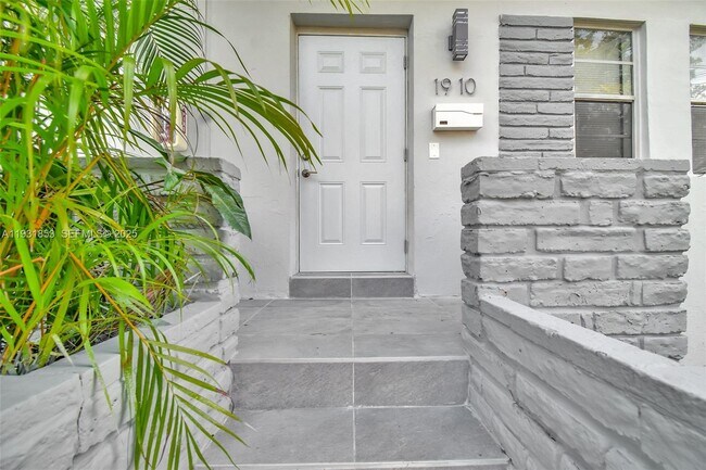 Building Photo - 1900 Calais Dr