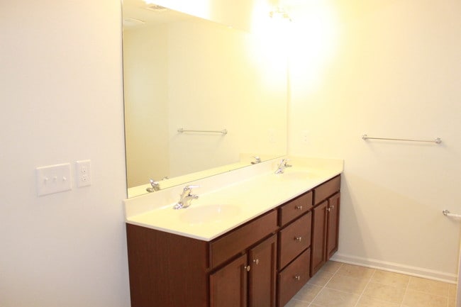 Building Photo - 502 Waterview Ct