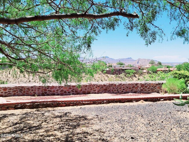 Building Photo - 408 Hollydale Dr