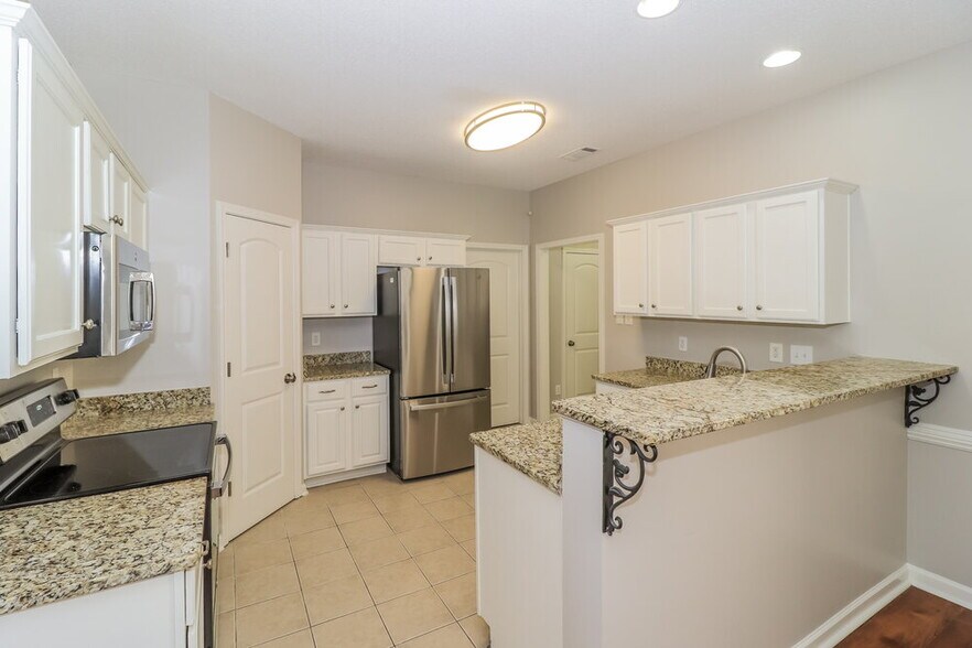 Building Photo - 10176 Evening Hill Dr