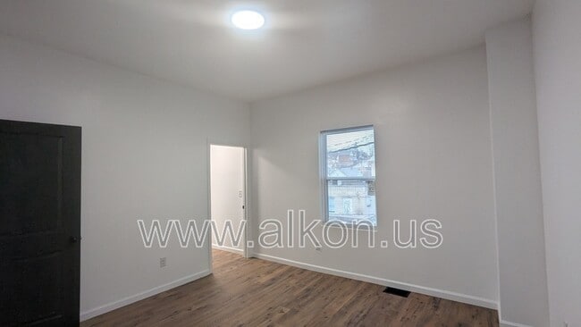 Building Photo - 566 Greenfield Ave