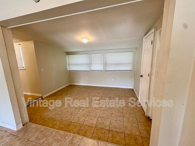 Building Photo - 2810 State Rd 60