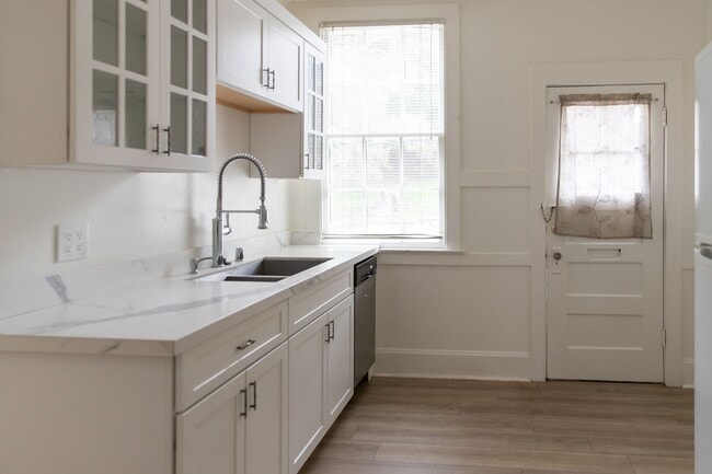 Building Photo - Classic Pacific Grove Duplex - Available D...