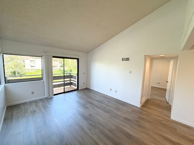 Building Photo - 22734 Lakeway Dr