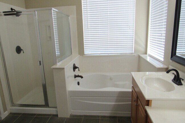 Building Photo - Beautiful Deer Ridge 4 Bed, 3 Bath Brentwo...