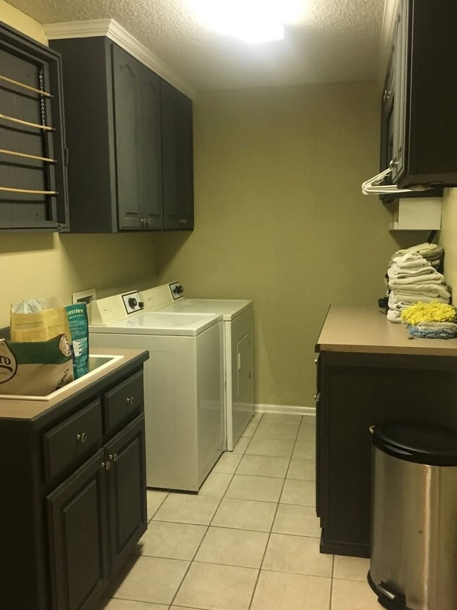 Building Photo - 122 Deer View Cir