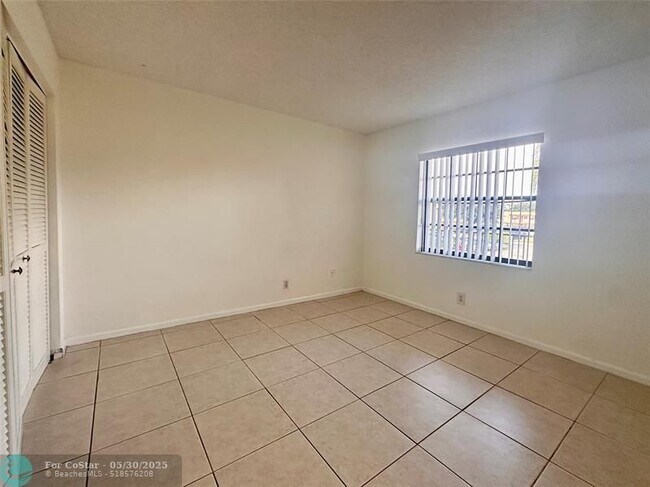Building Photo - 4263 Oak Terrace Dr