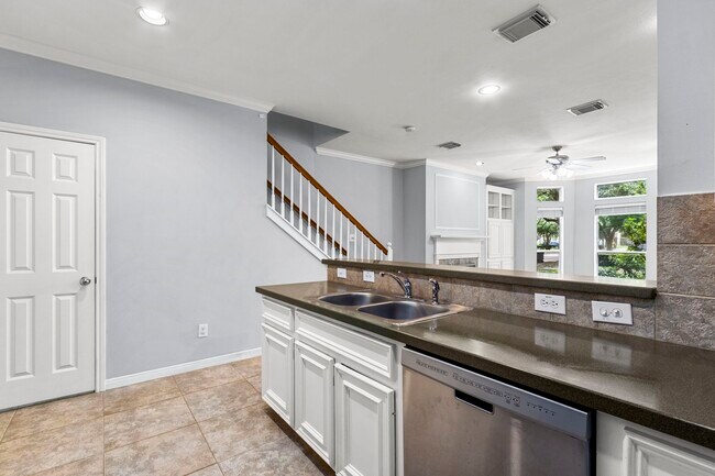 Building Photo - 707 W Heights Hollow Ln