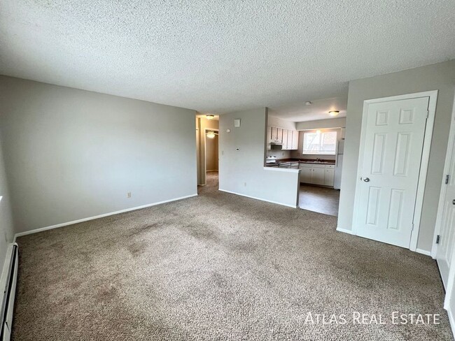 Building Photo - OPEN FLOORPLAN! THIS BEAUTIFUL AND RENOVAT...