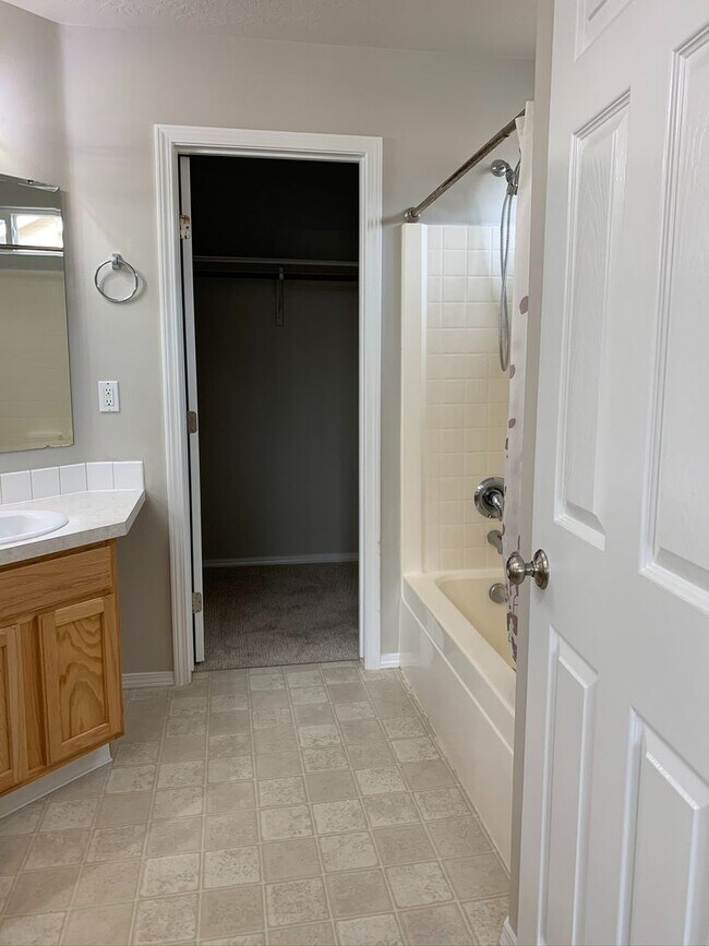 Building Photo - Great 3 bed 2 bath home in a the quiet Rai...