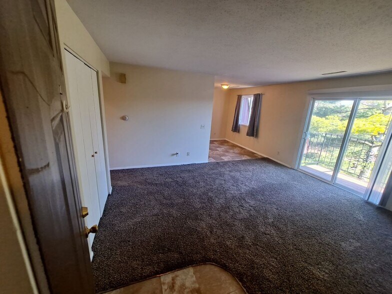 Building Photo - 2796 Willow Dr