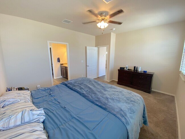 Building Photo - Gorgeous 4bed/3.5bath with 2 Master Bedrooms!