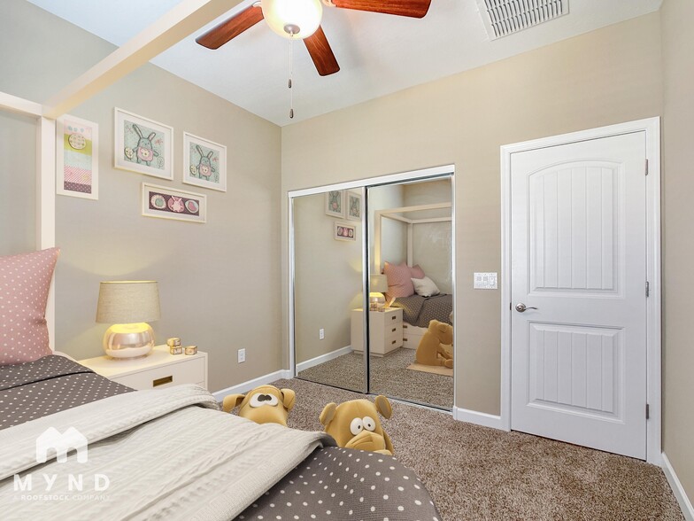 Building Photo - 1367 S Country Club Dr