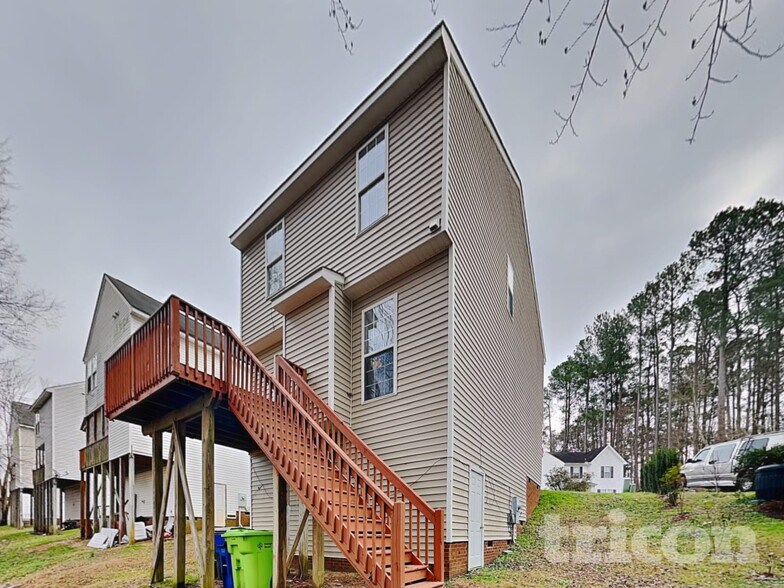 Building Photo - 4417 Woodlawn Dr