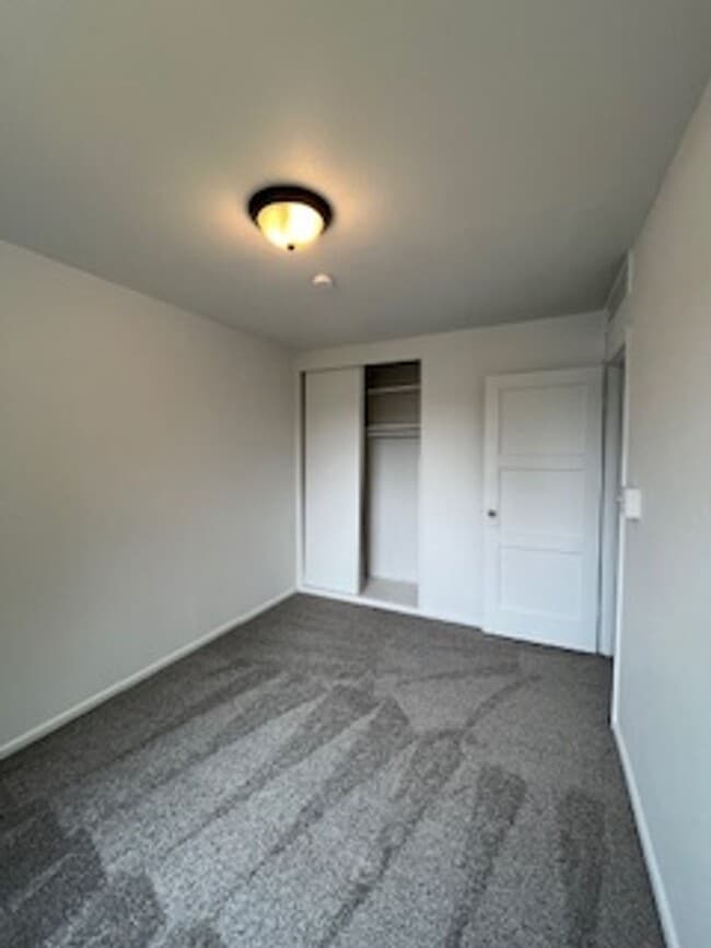 Building Photo - 215 Elm St