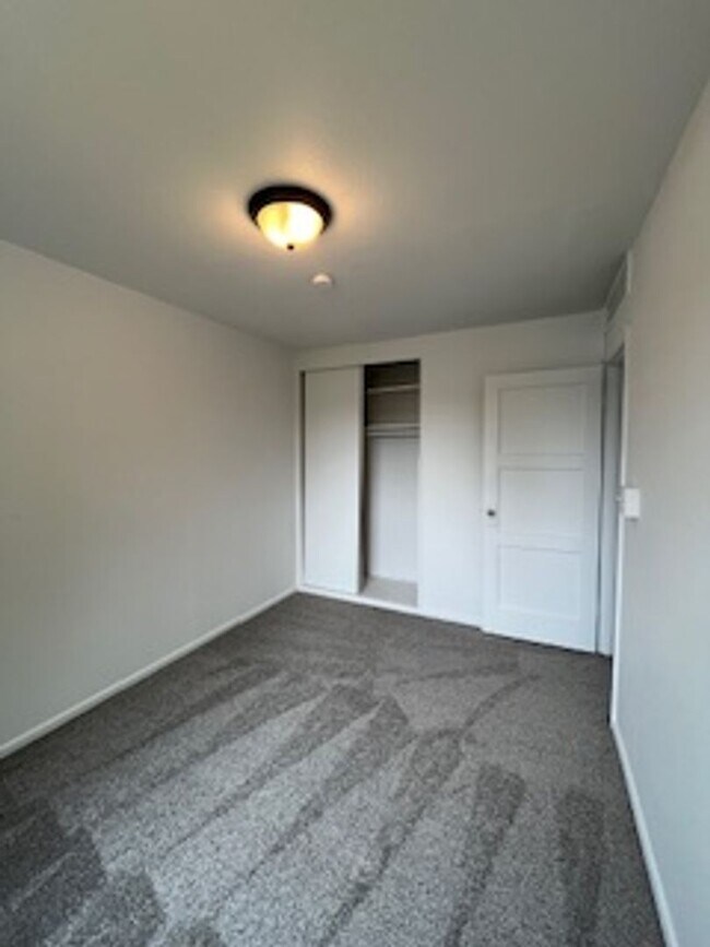Building Photo - Elm Duplex
