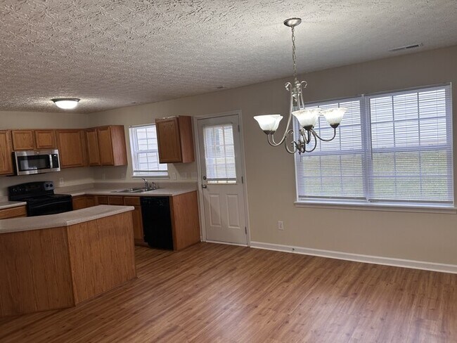 Building Photo - Great space in this 3 bedroom 2 and 1/2 bath end unit Townhome!