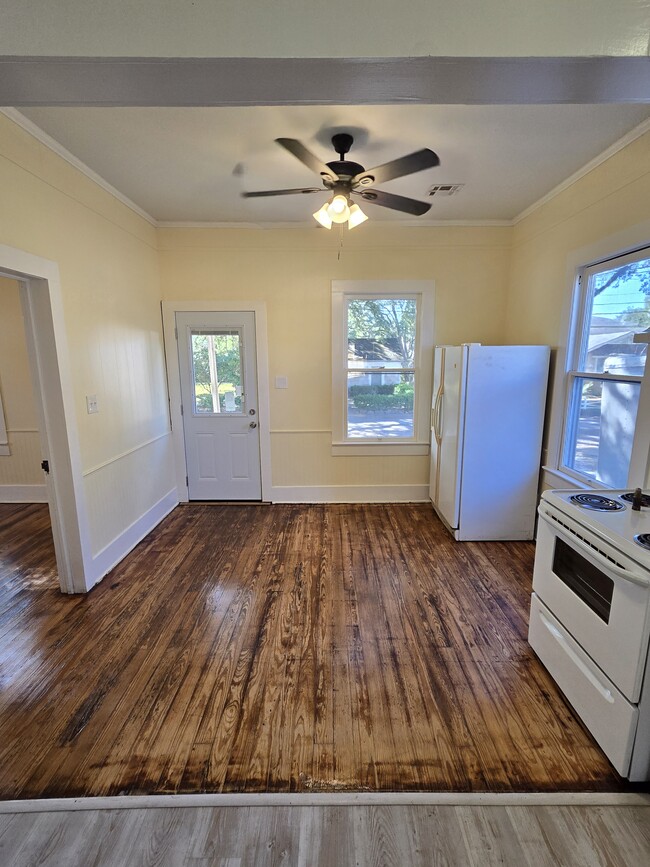 Building Photo - 116 Albert St