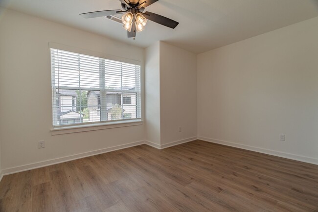 Building Photo - LIKE NEW 3-bedroom 2.5 bath Townhome in Fa...