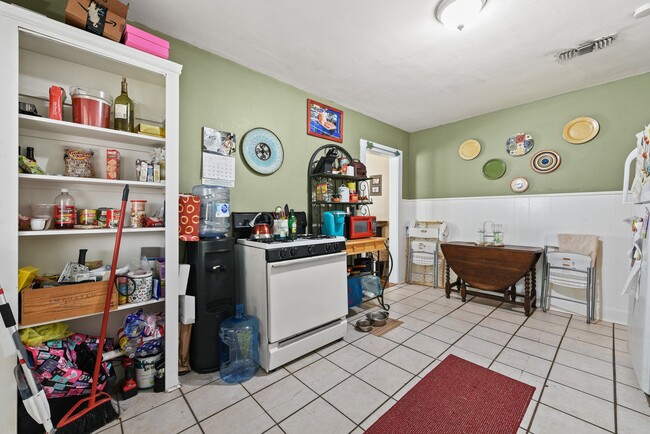 Building Photo - 152 Willow St