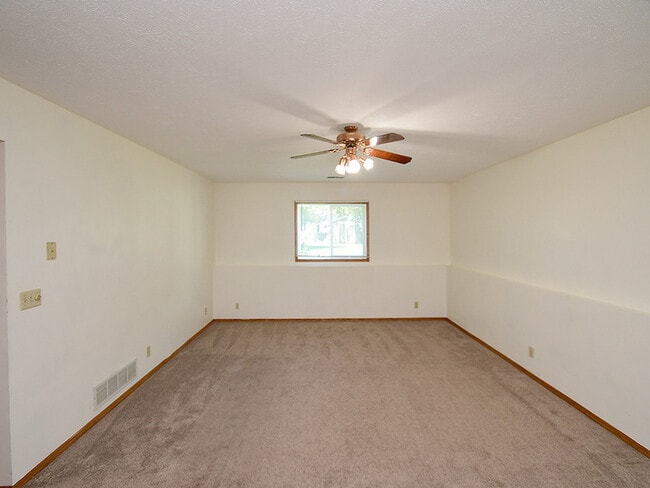 Building Photo - 820 Redwood Rd