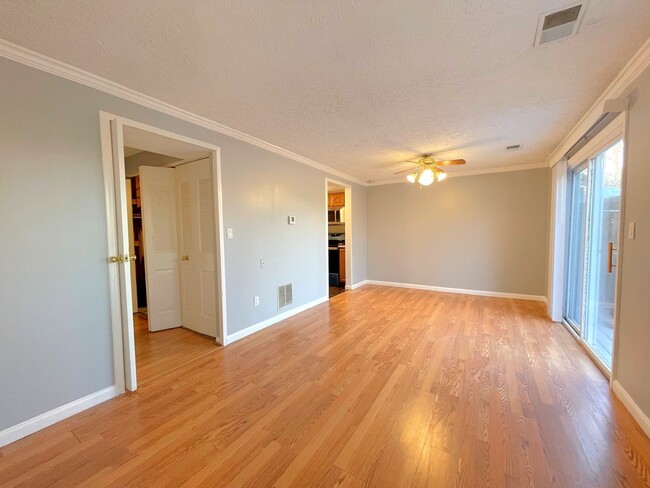 Building Photo - Newly Renovated 3 Bed 2.5 Bath Townhome With A Fenced Yard In Bannerwood Community