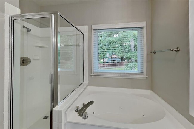 Building Photo - 1240 Cedar Brook Dr NE