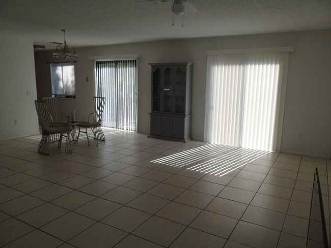 Building Photo - Super Clean Annual 2 bed 1 bath 1 garage home in Kingsway Elementary District